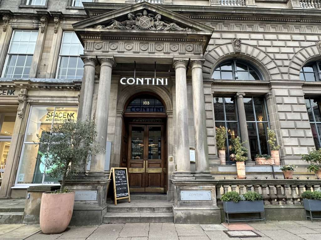 Foto palazzo e scritta "Contini", uno dei ristoranti italiani di Edimburgo