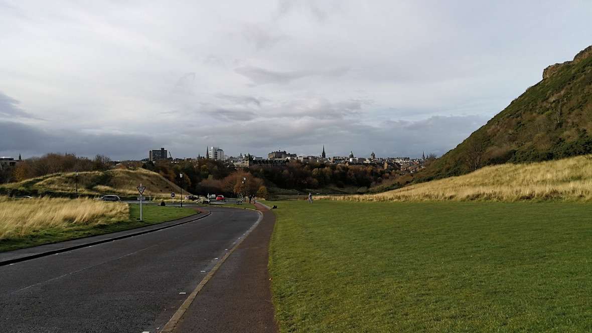 sentieri hiking con verde attorno nel parco Holyrood