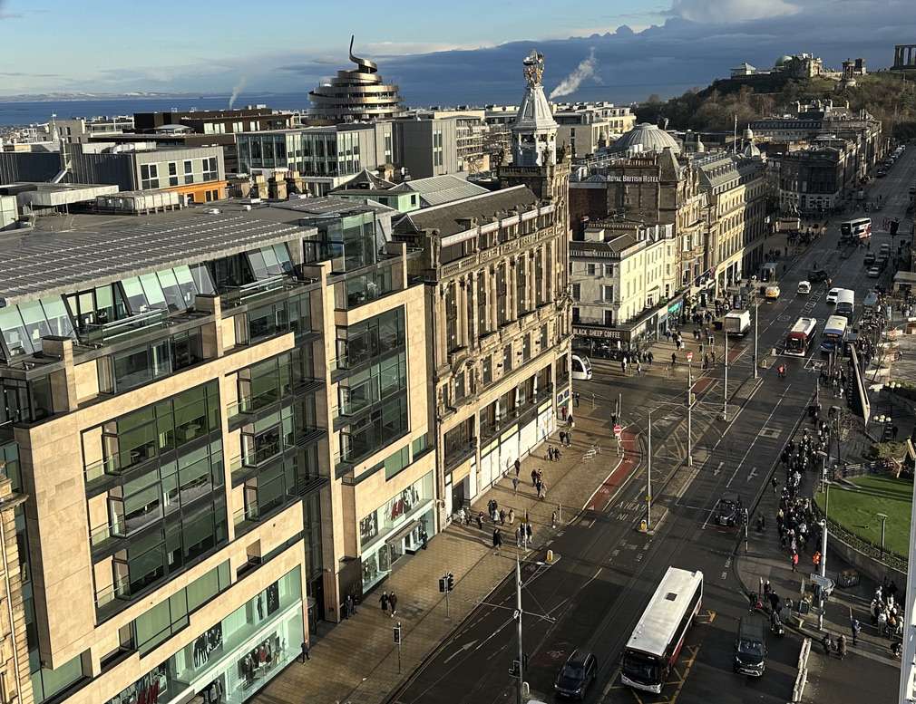 Vista palazzi e strada dall'alto di giorno con autobus e altri mezzi di trasporto edimburgo