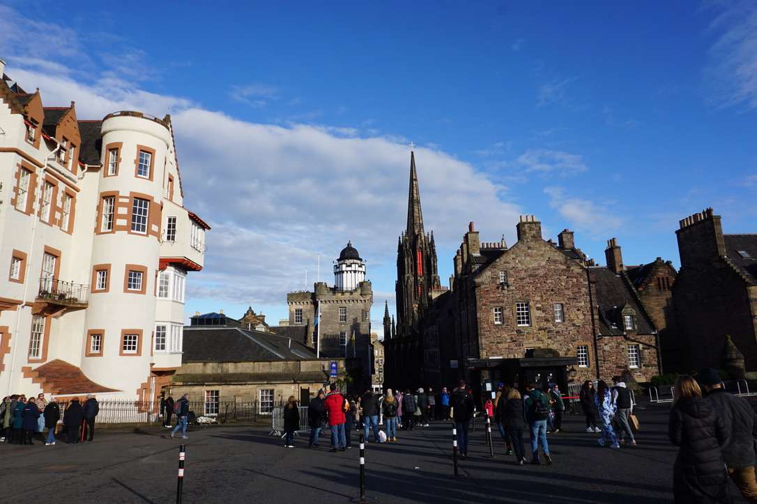 Piazzale castello con edifici illuminati dal sole, tour di Edimburgo