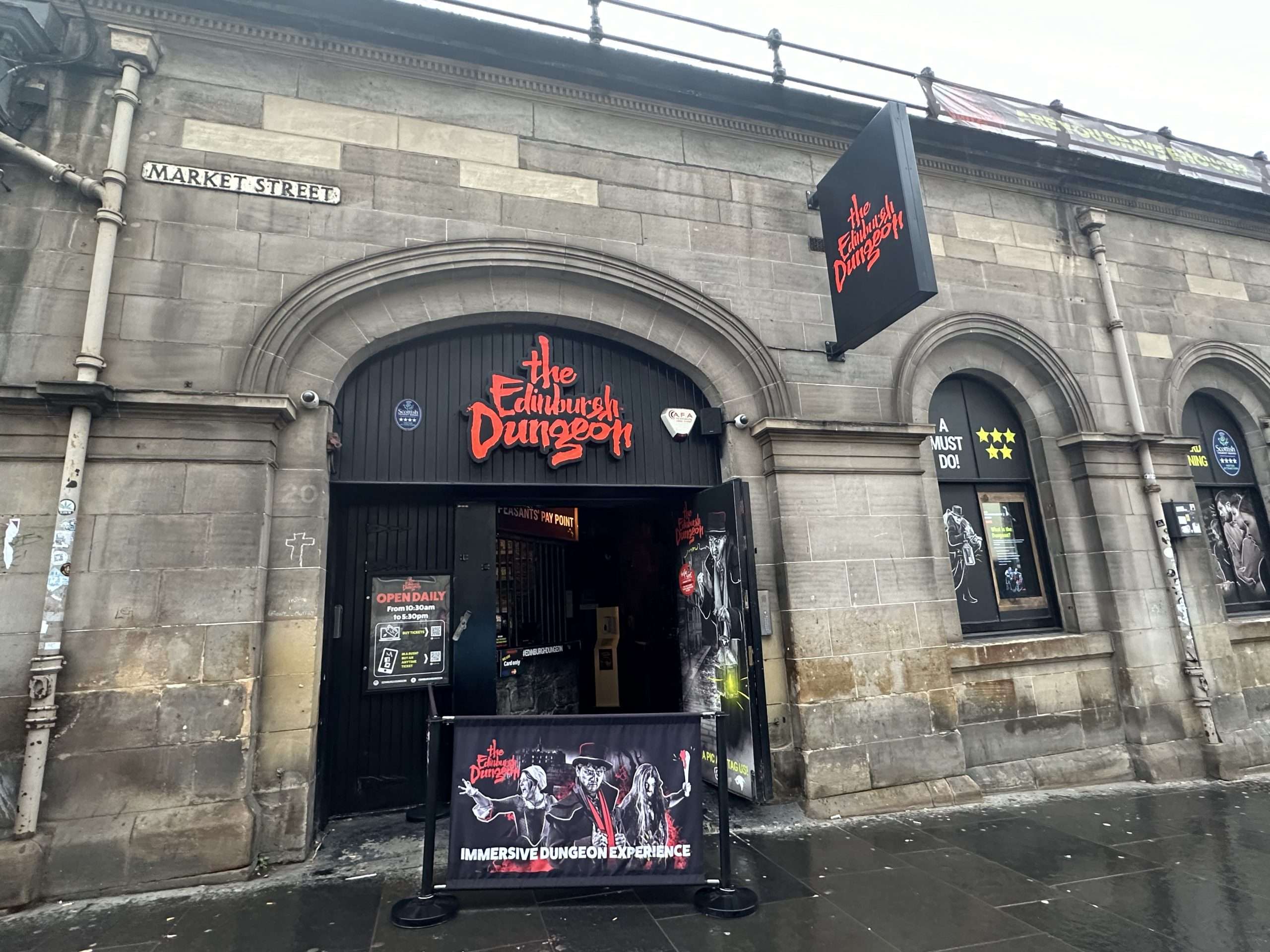 Entrata edificio Edinburgh Dungeon, tour edimburgo