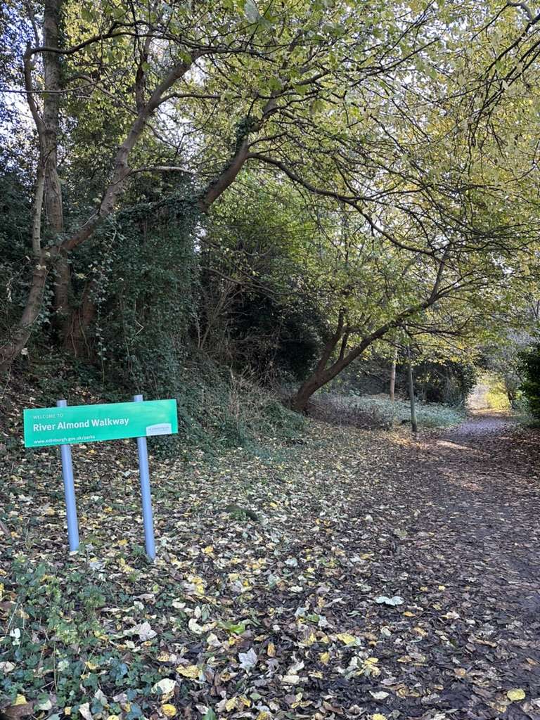 Sentieri in mezzo a parco con scritto" river almond walkway" a Cramond