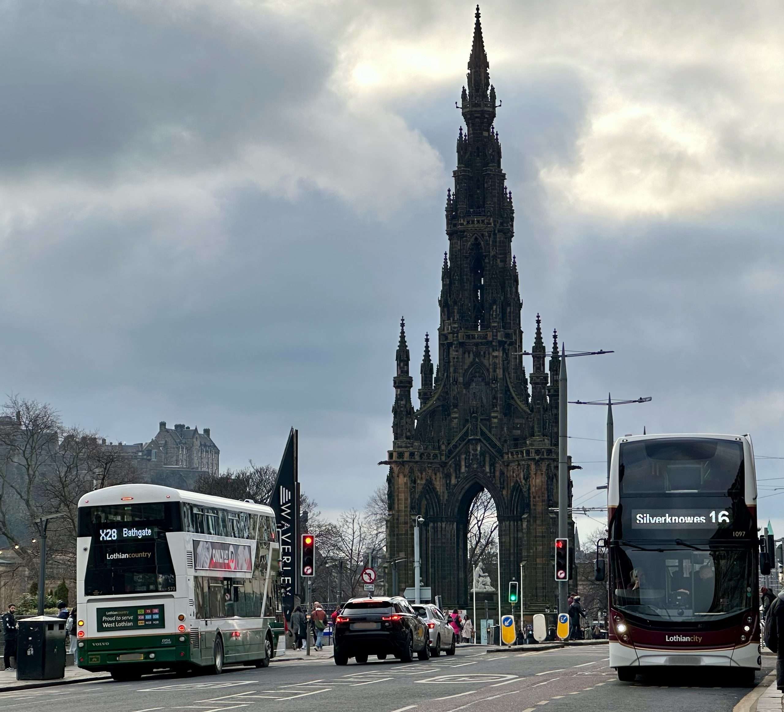 autobus e trasporti a edimburgo con scott monument dietro