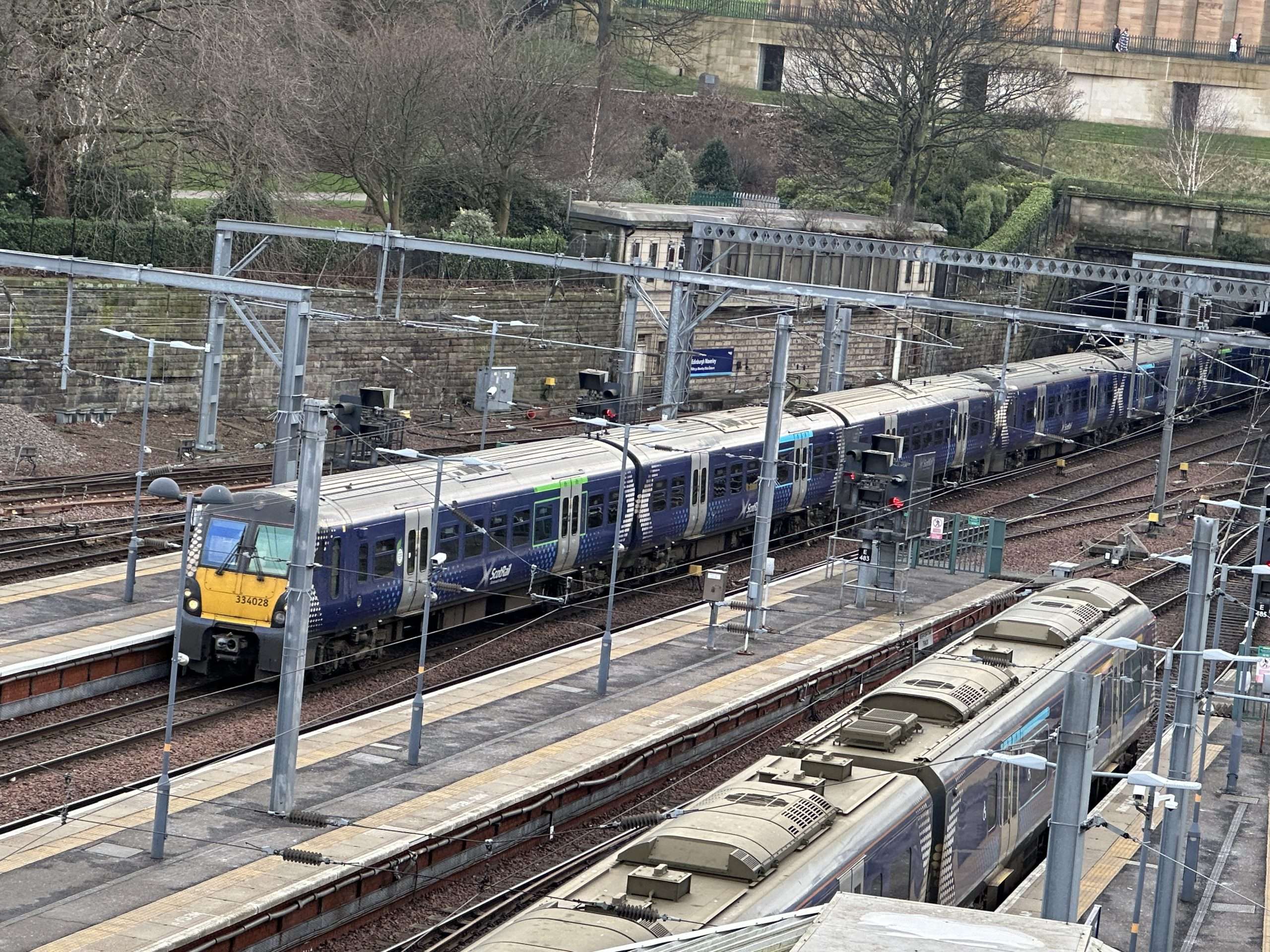 Treno in arrivo stazione, a Edimburgo 