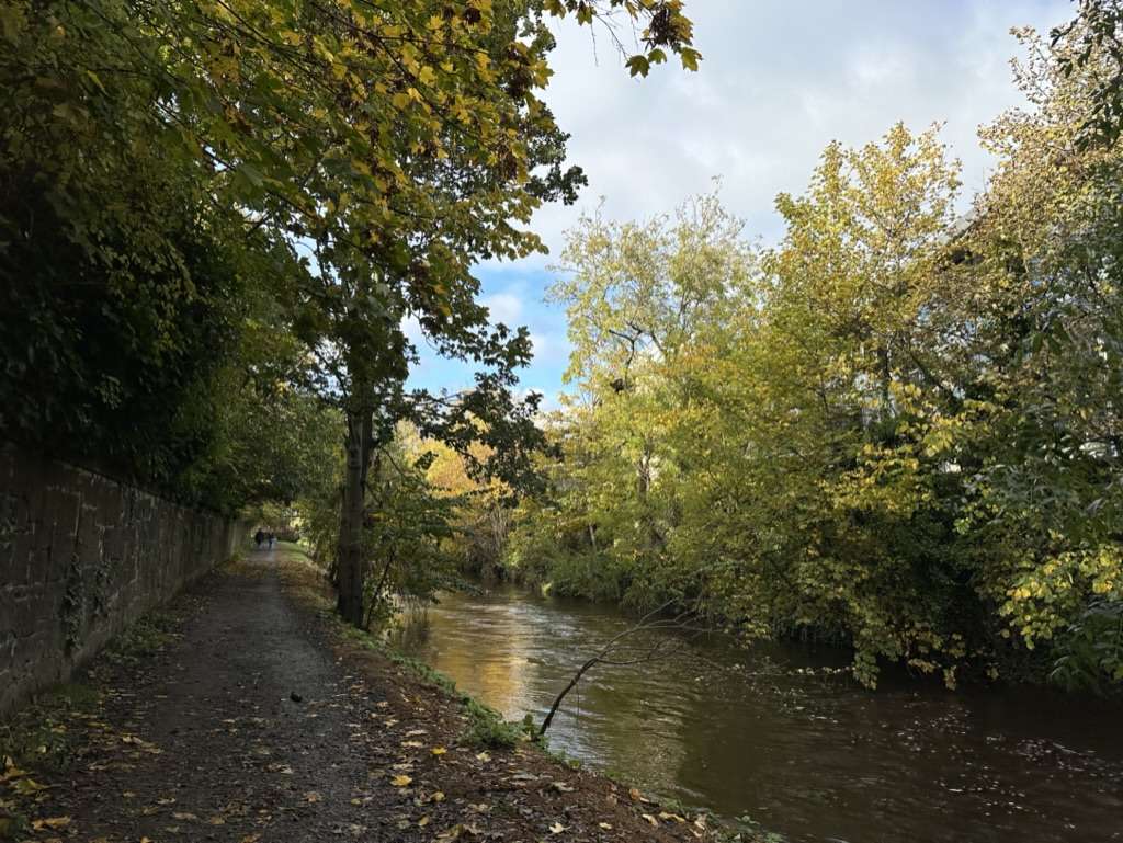 Sentiero hiking water of leith con fiume affianco