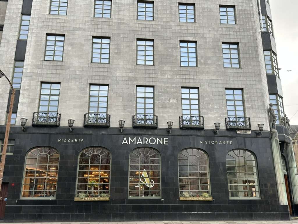 Facciata e insegna "Amarone", uno dei ristoranti italiani a Edimburgo