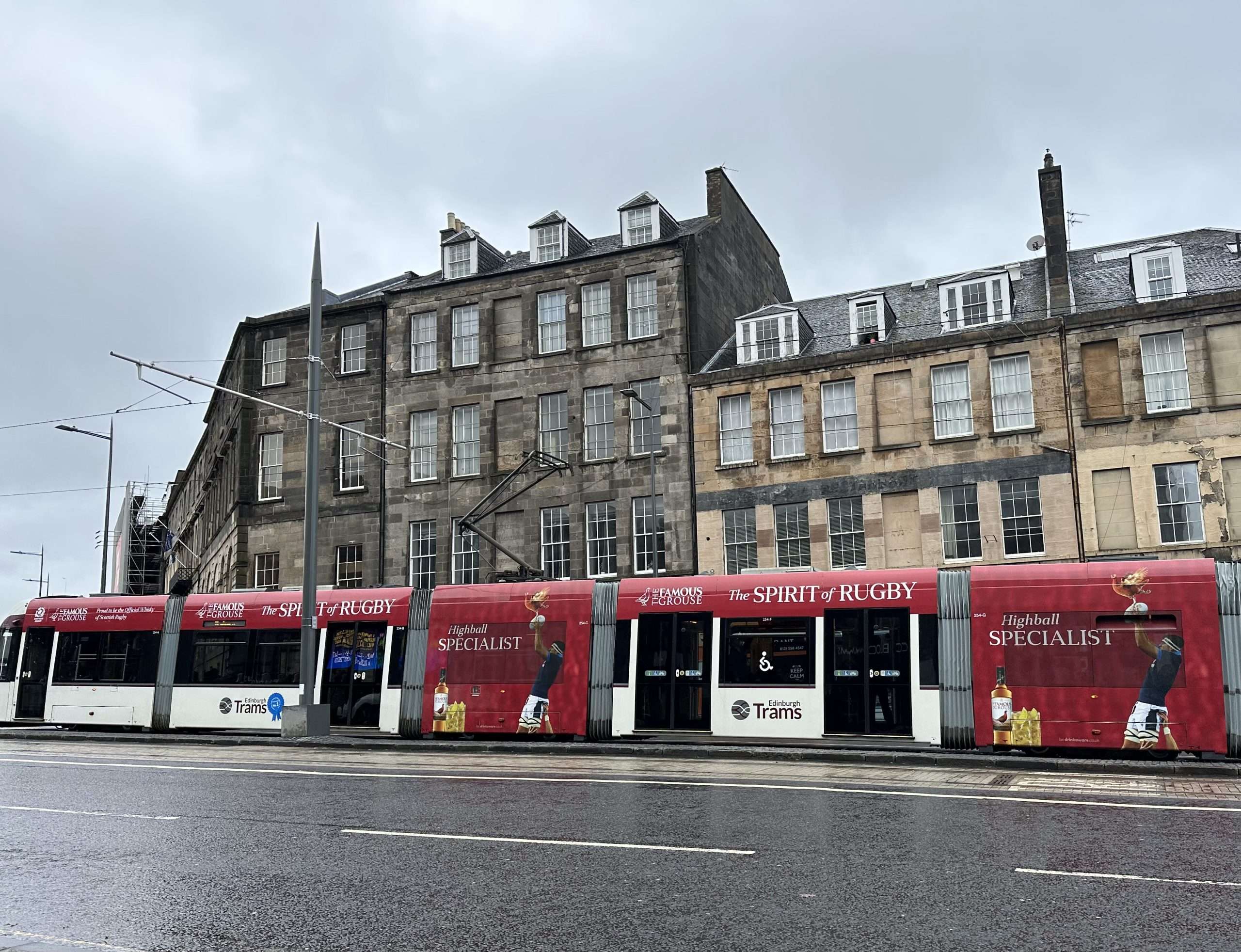 strada con tram rosso che passa, mezzi trasporti edimburgo