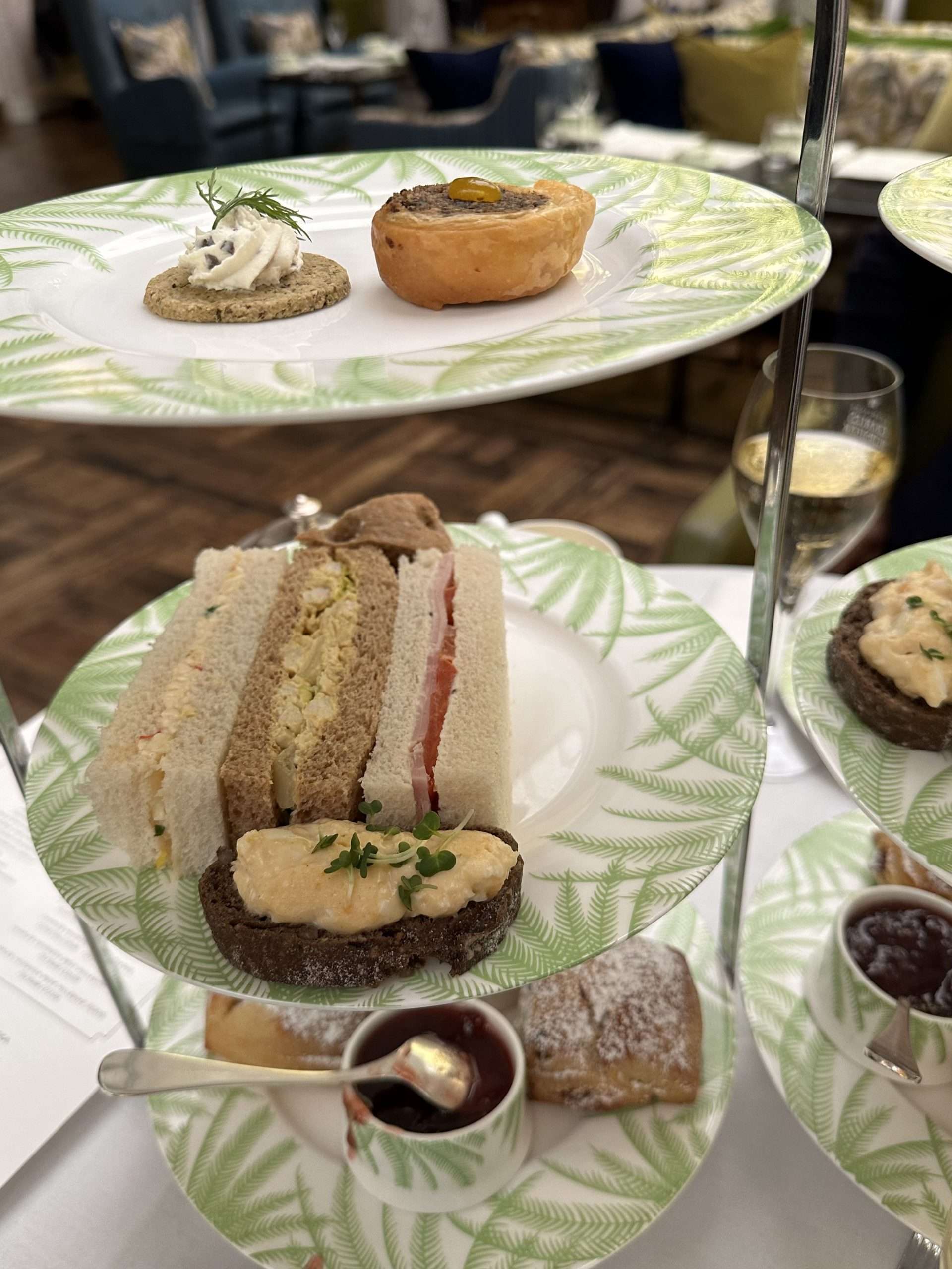 foto piatti nel vassoio dell'afternoon tea al Balmoral, edimburgo