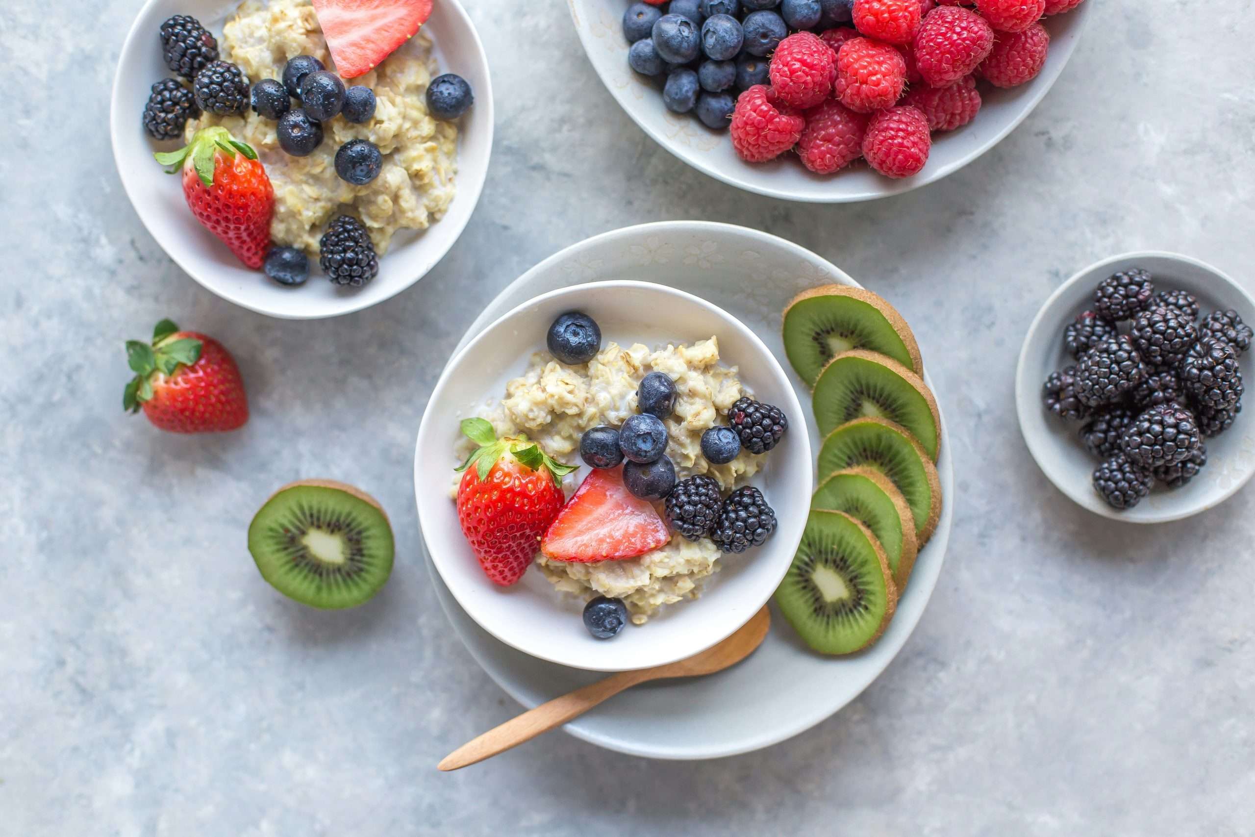 Ciotole con mirtilli, kiwi e fragole per porridge, mangiare colazione edimburgo