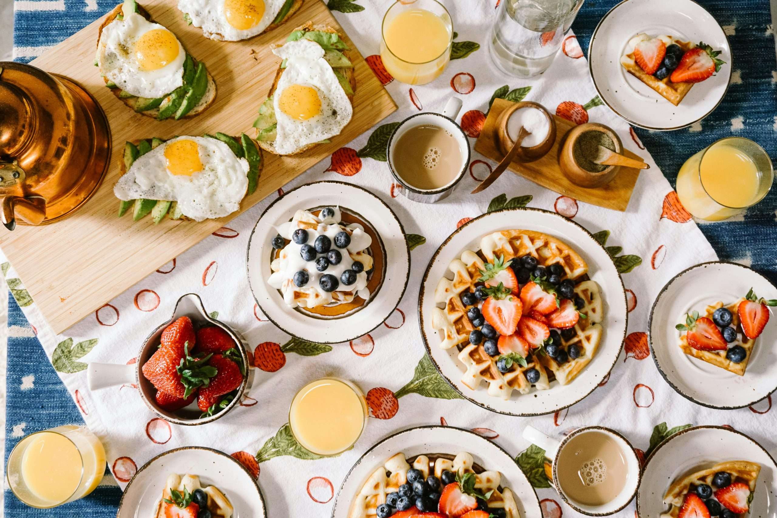 Tavolo imbandito con cose da mangiare per colazione