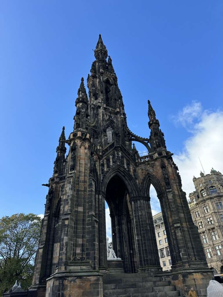 monumento gotico chiamato Scott Monument e una delle attrazioni di Edimburgo