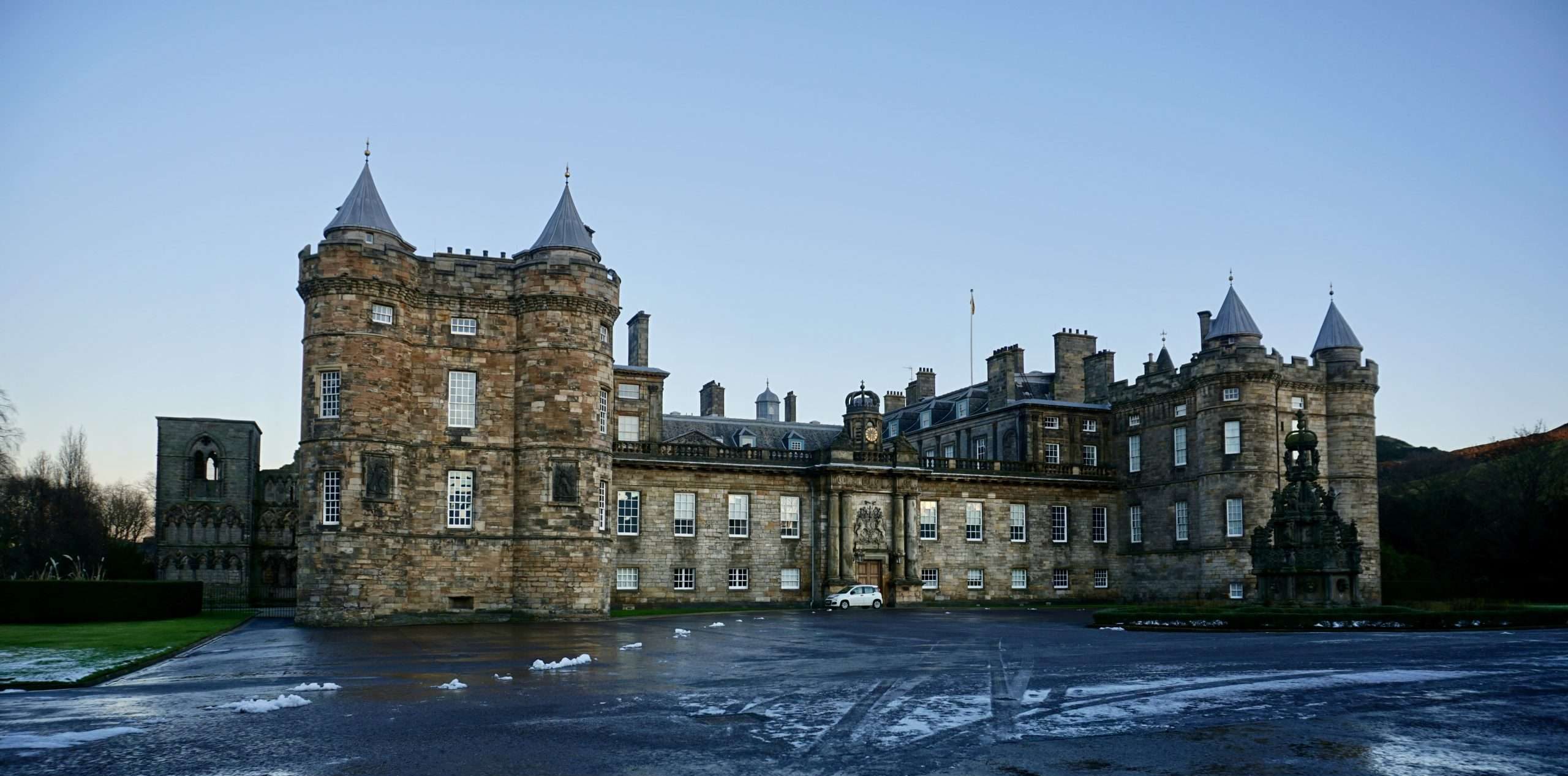 Esterno del palazzo reale all'imbrunire, uno dei musei di Edimburgo