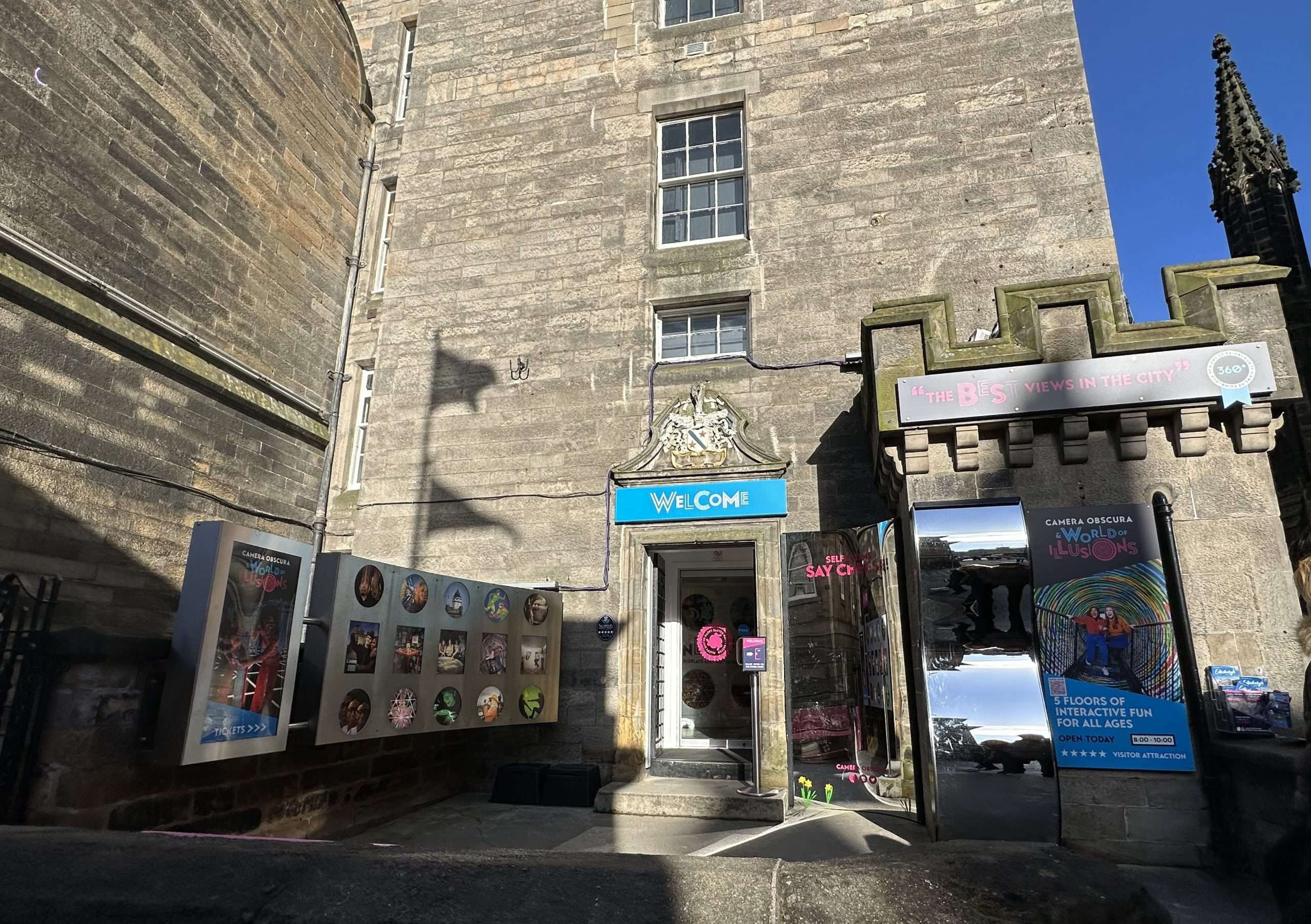 Facciata edificio della Camera Obscura, una delle attrazioni a edimburgo