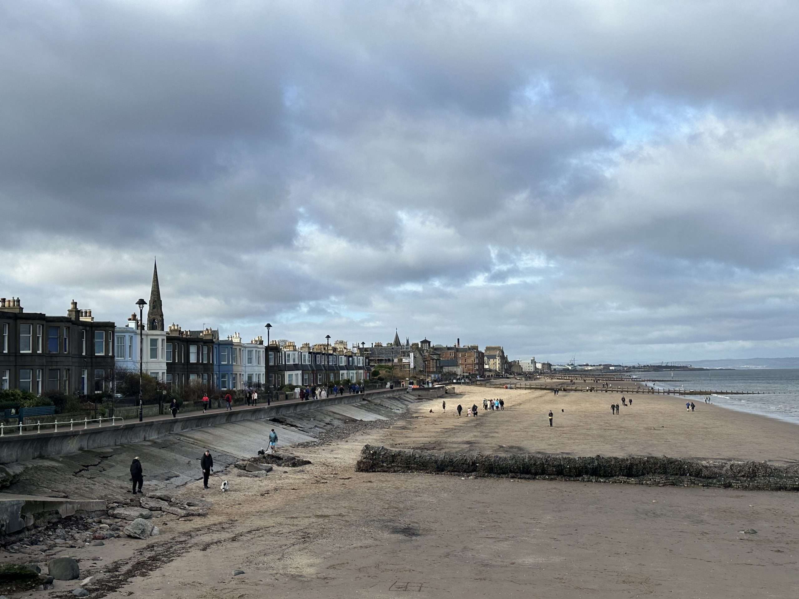 Litorale di portobello con spiaggia e mare di Edimbrgo ed edifici