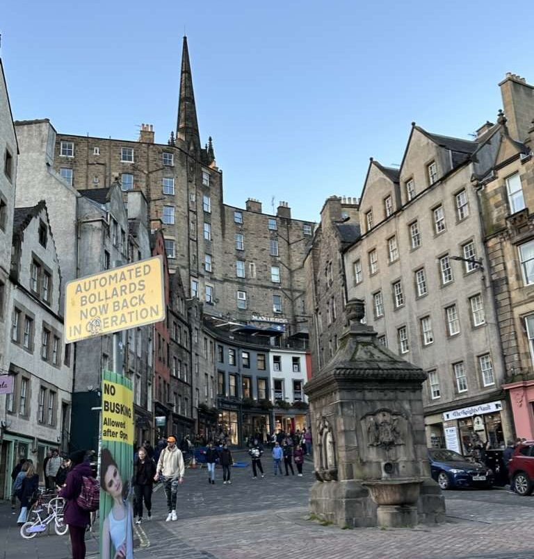 Via che sale con un pozzo nel centro storico di Edimburgo