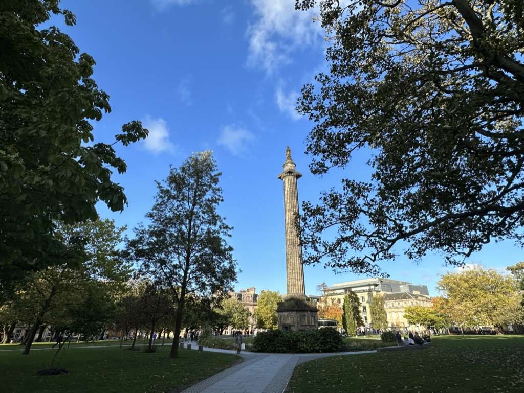 Piazza con prato e obelisco al centro "st andrew square" nella new town di edimburgo