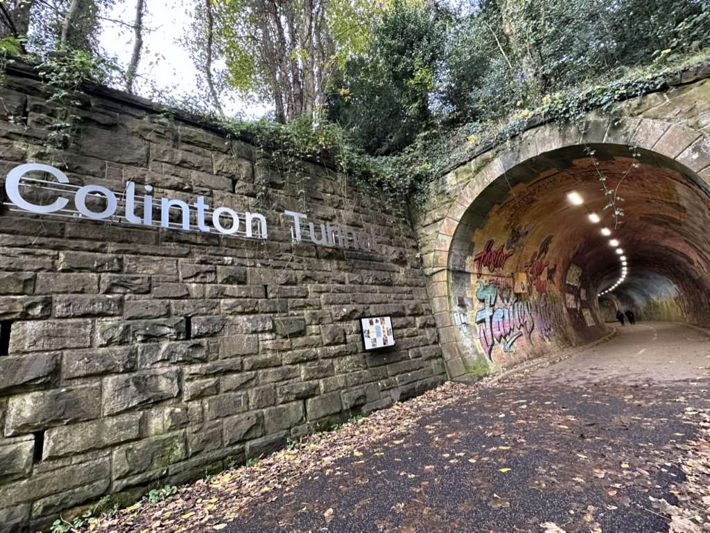 Tunnel in pietra con scritta fuori 'colinton tunnel