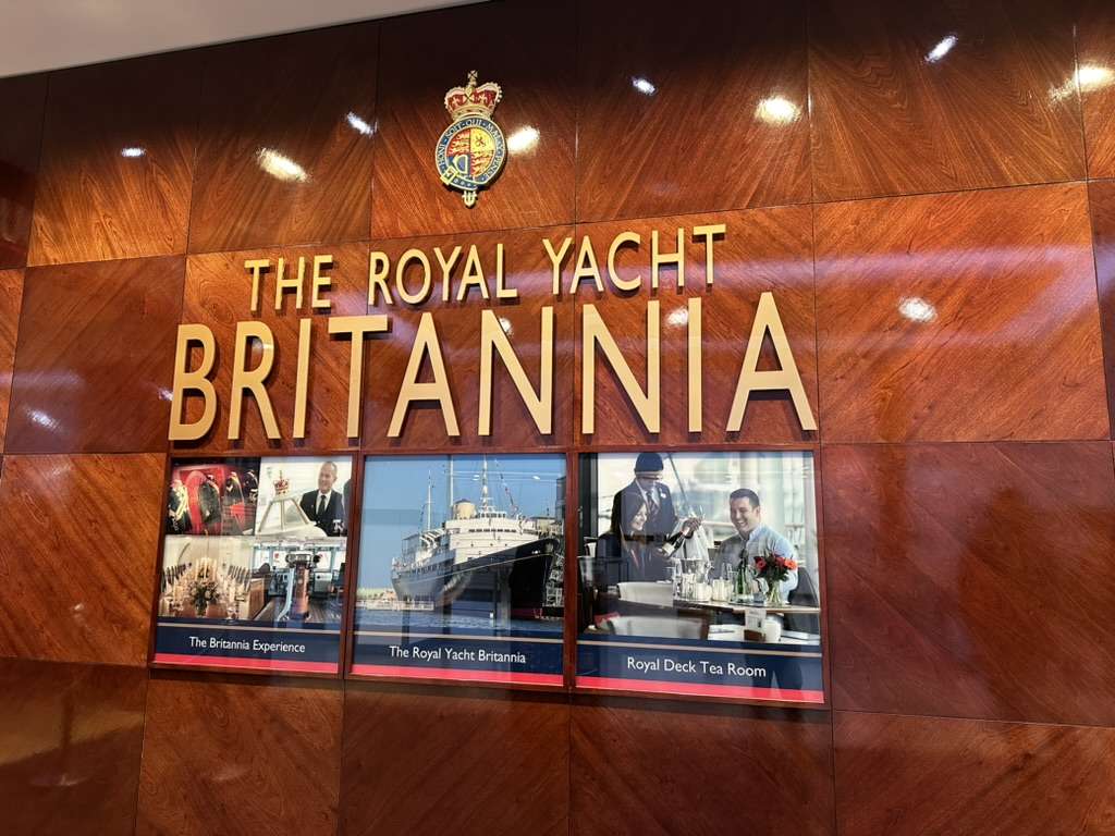 Pannello di legno con scritta e foto del Royal Yacht Britannia