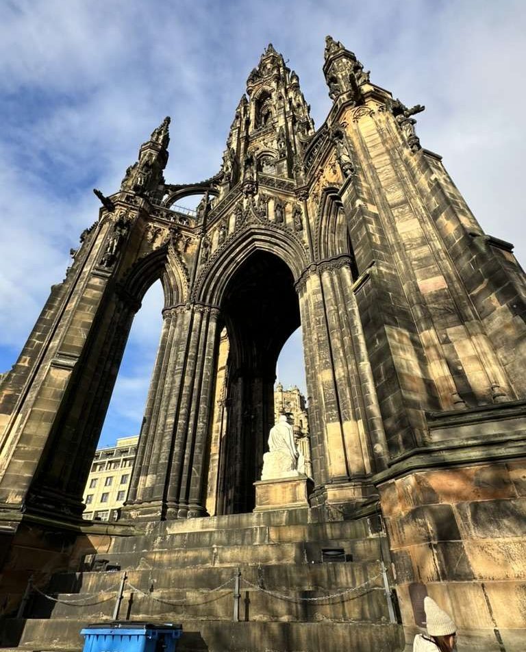 Monumento gotico "scott monument" nella new town di Edimburgo