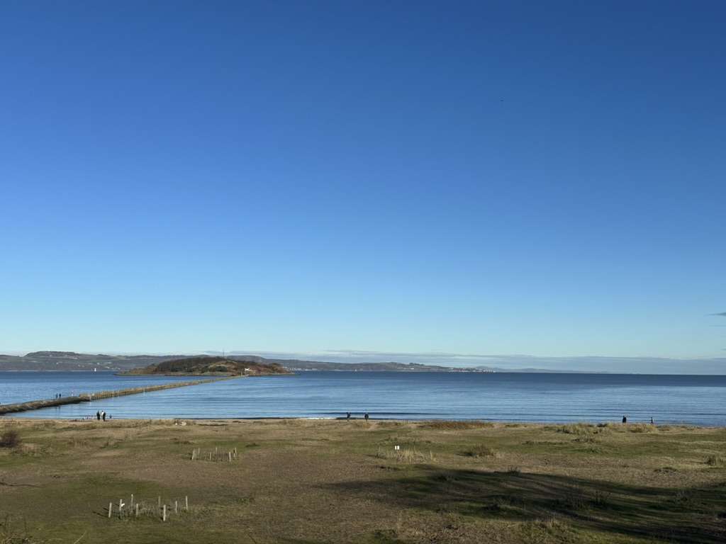 Spiaggia con camminata su isola di Cramond e mare 