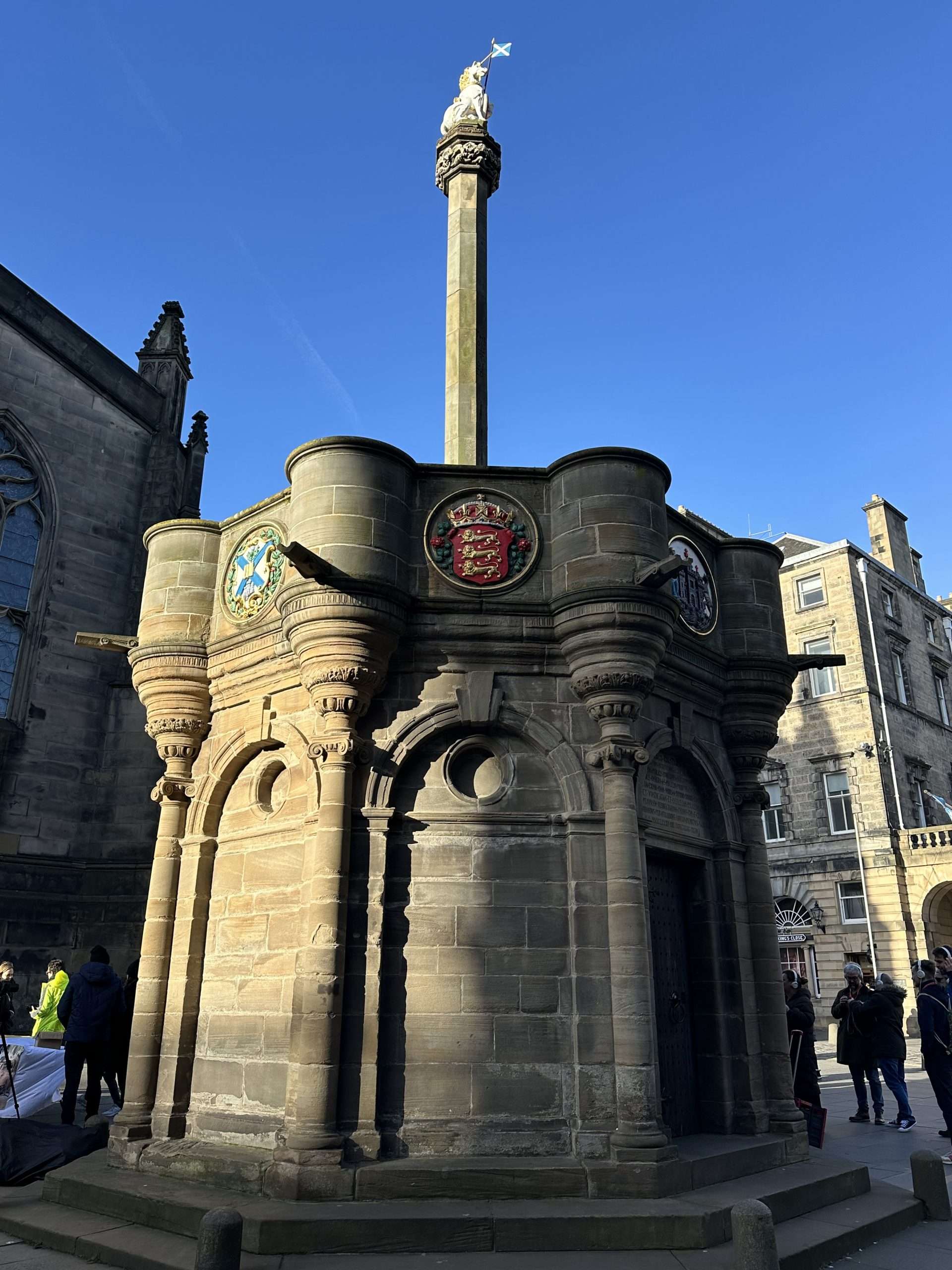 Monumento mercat cross con unicorno in cima nel centro storico di Edimburgo