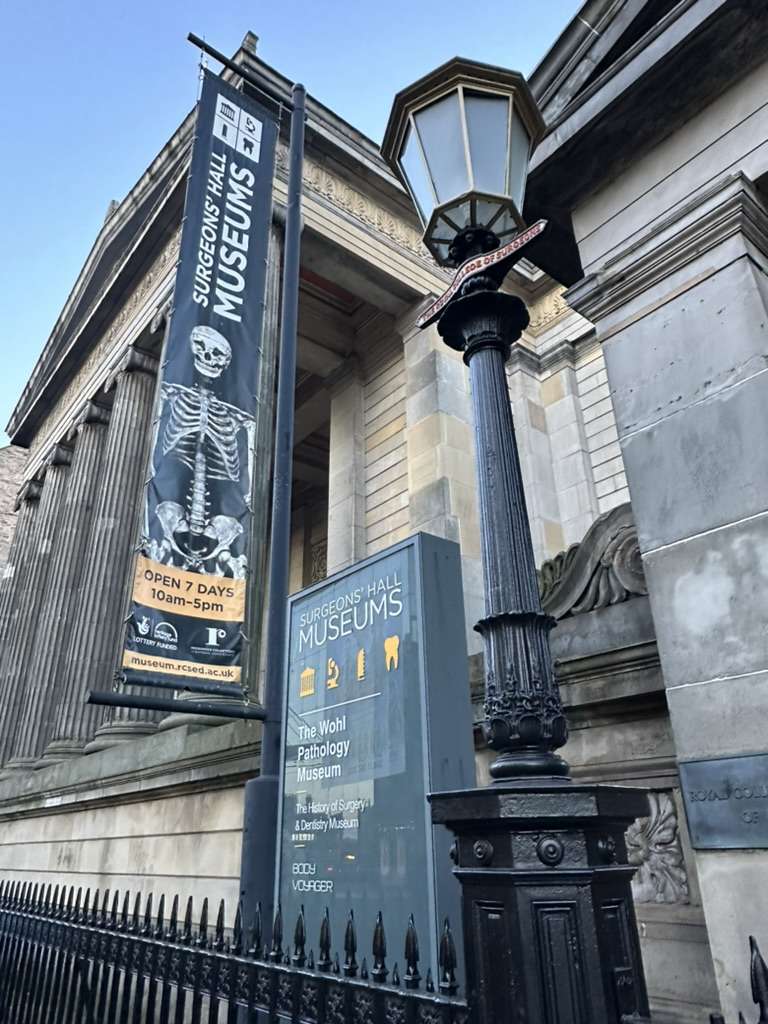 striscione con scritta 'Surgeons Hall' e palazzo con colonne sullo sfondo ai musei di Edimburgo