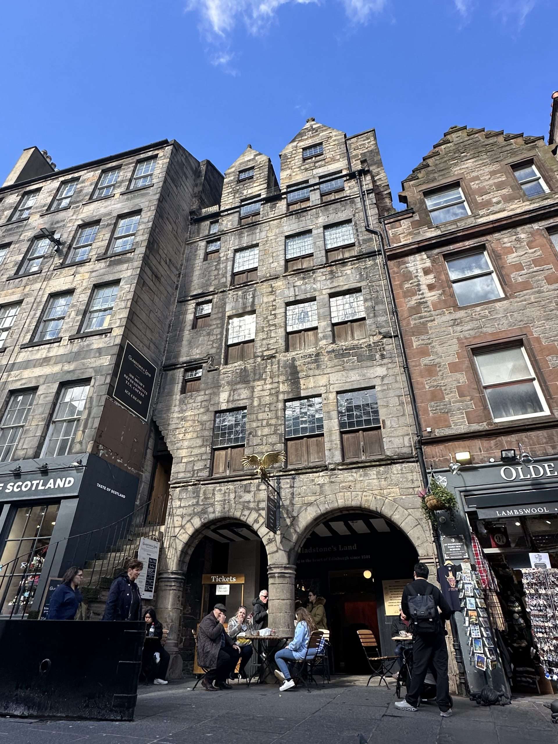 Edificio antico con portici al piano terra e insegna 'gladstone's land', uno dei musei di Edimburgo