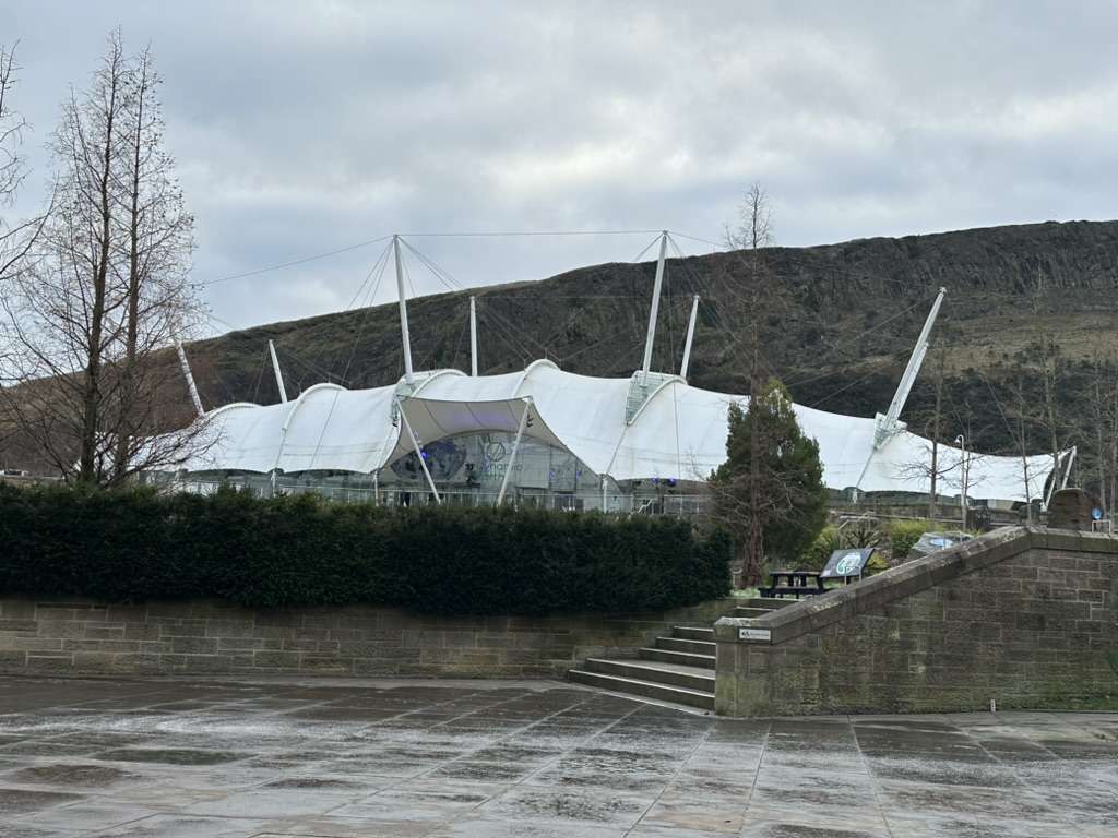 Capannone bianco con dietro collina, dynamic earth una delle attrazioni di Edimburgo