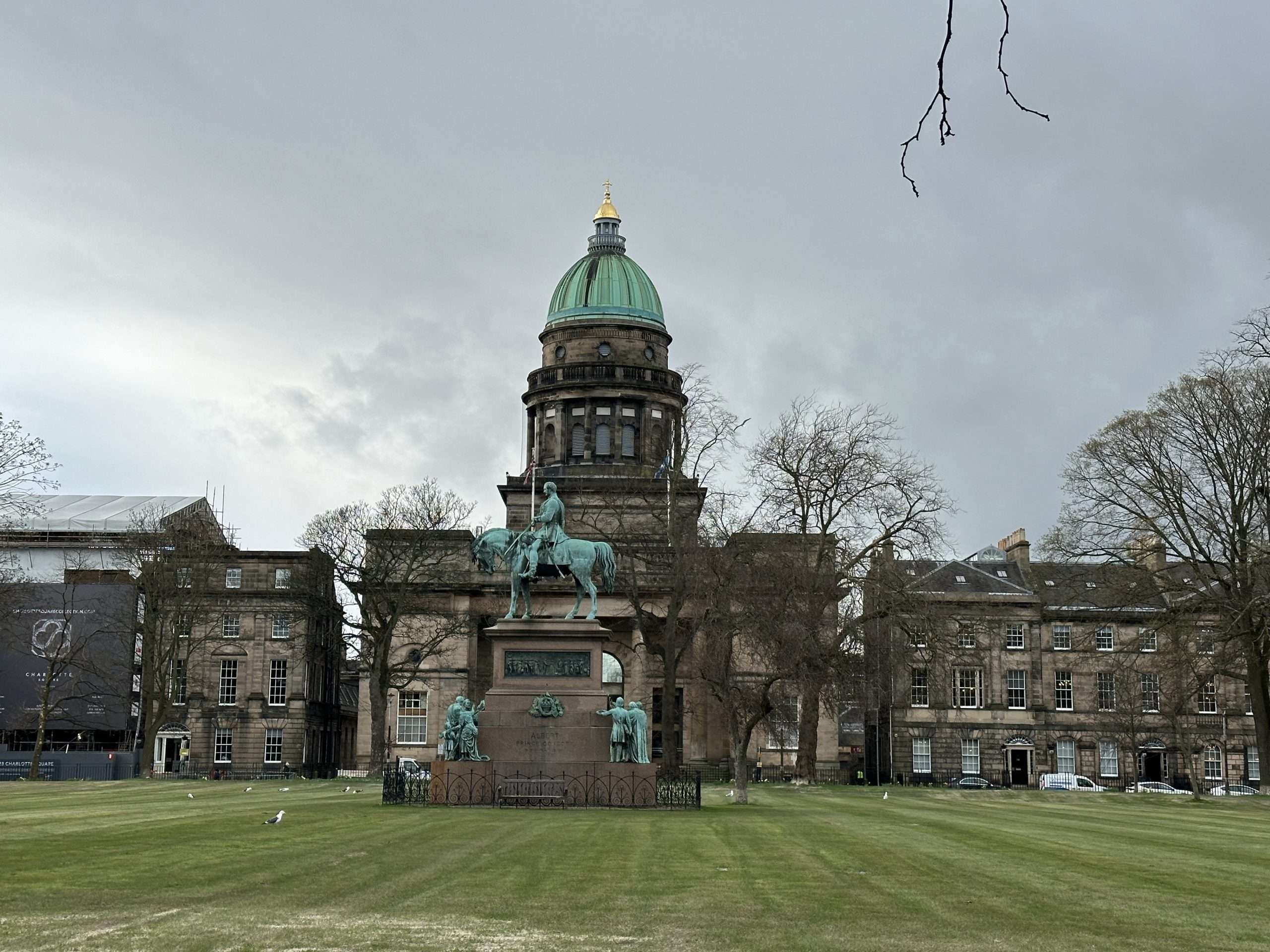 Piazza con prato e statua al centro e chiesa sullo sfondo, charlotte square nella new town di Edimburgo