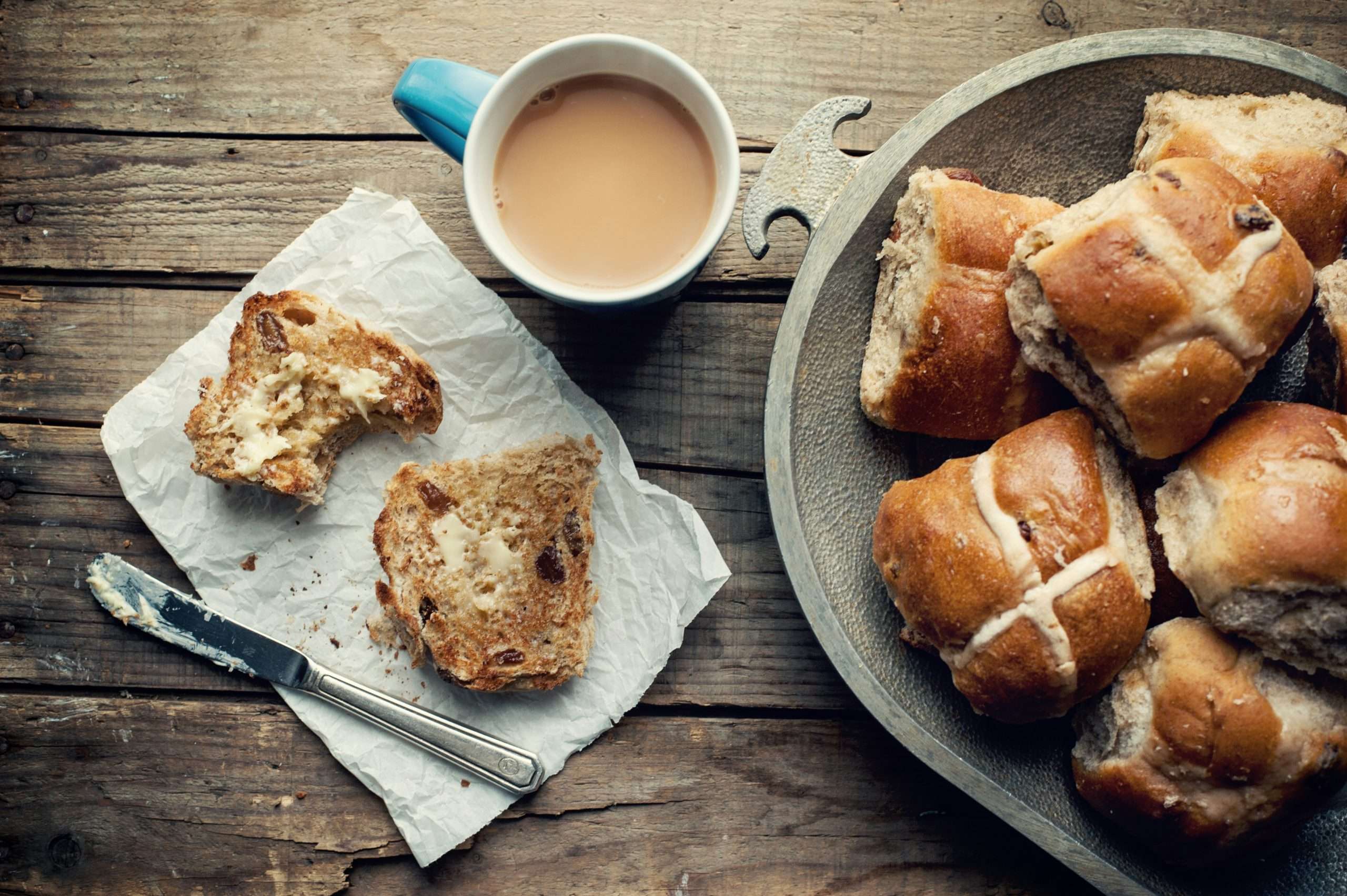 dolce a forma di panino con croce che si mangia a Pasqua in Scozia