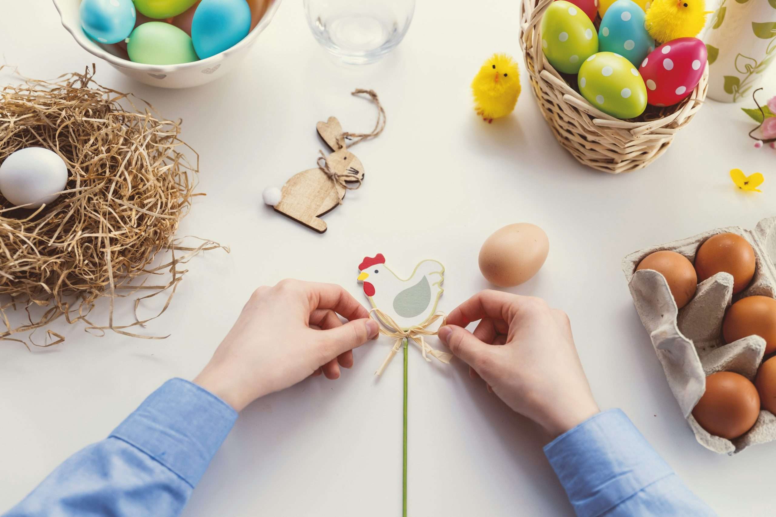 due mani che decorano le uova di Pasqua in scozia