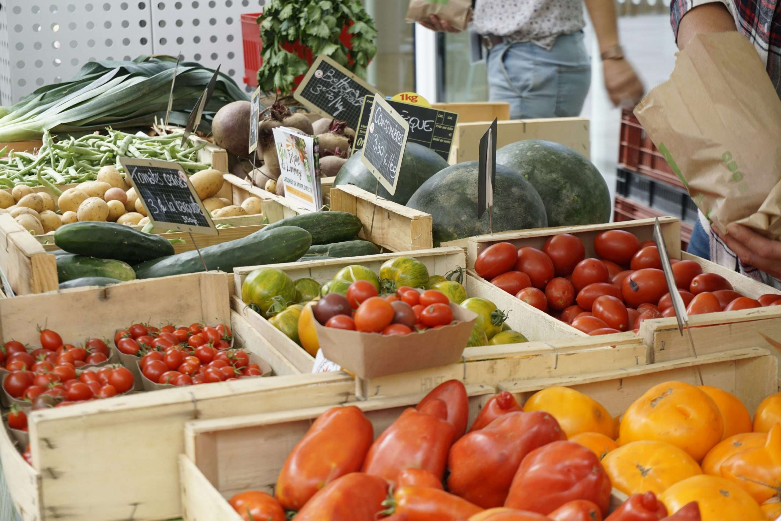 casse con frutta e verdura da mercato a Edimburgo