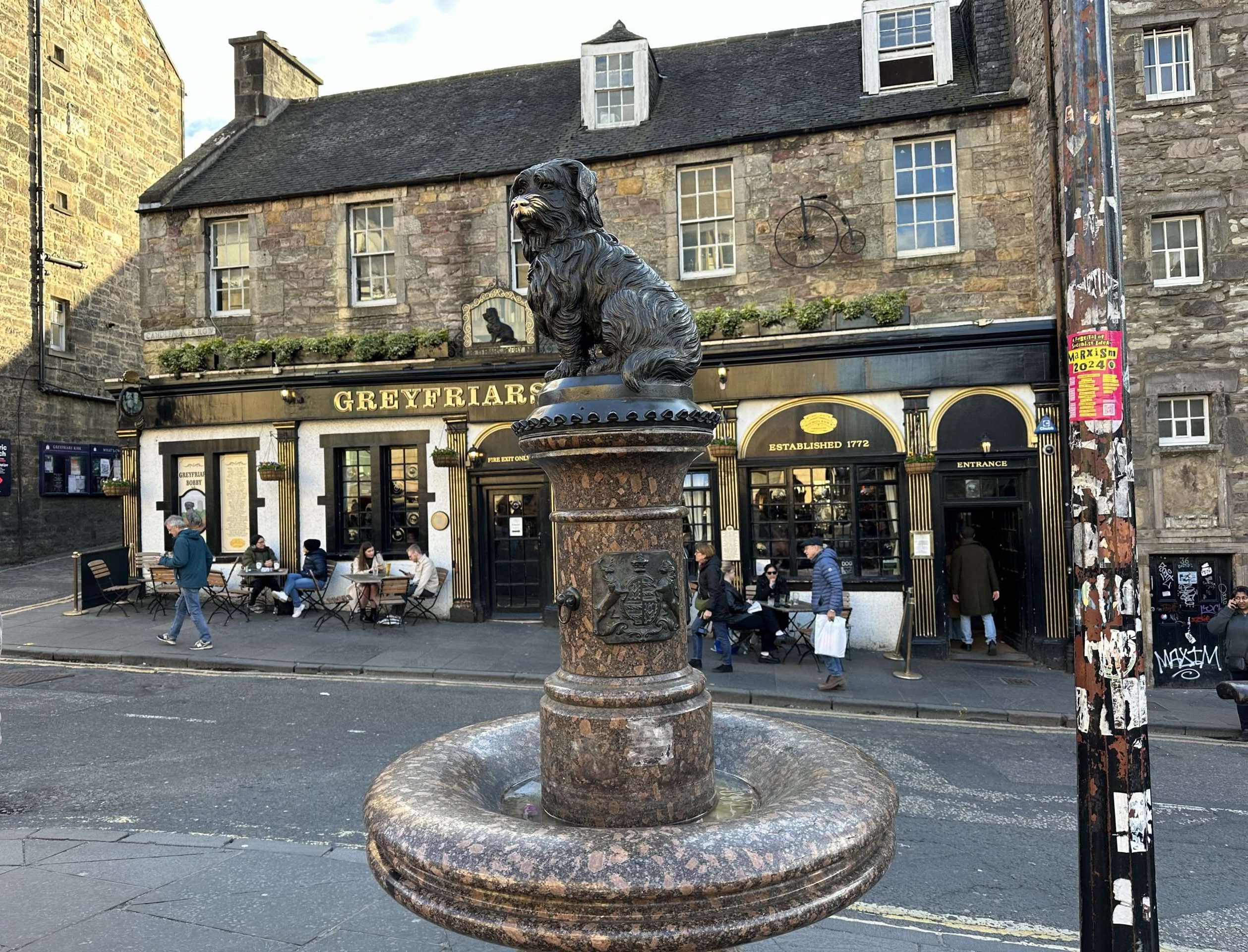 statua in granito di un cane, Bobby