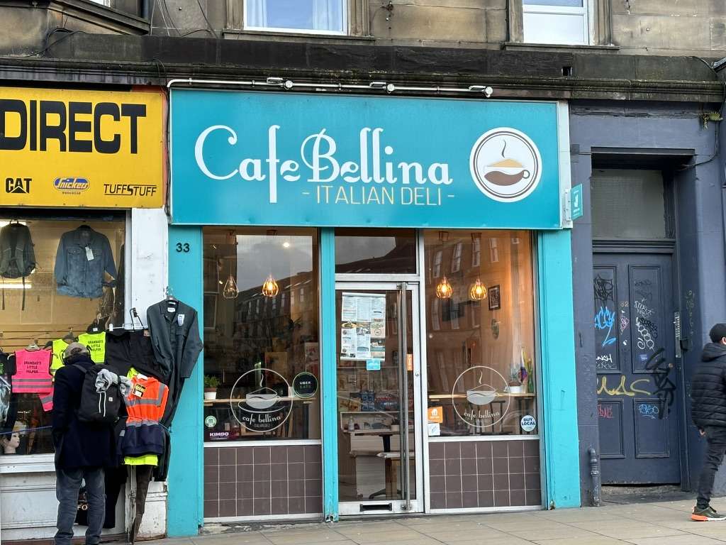 Locale con insegna con scritto Cafe Bellina a Edimburgo