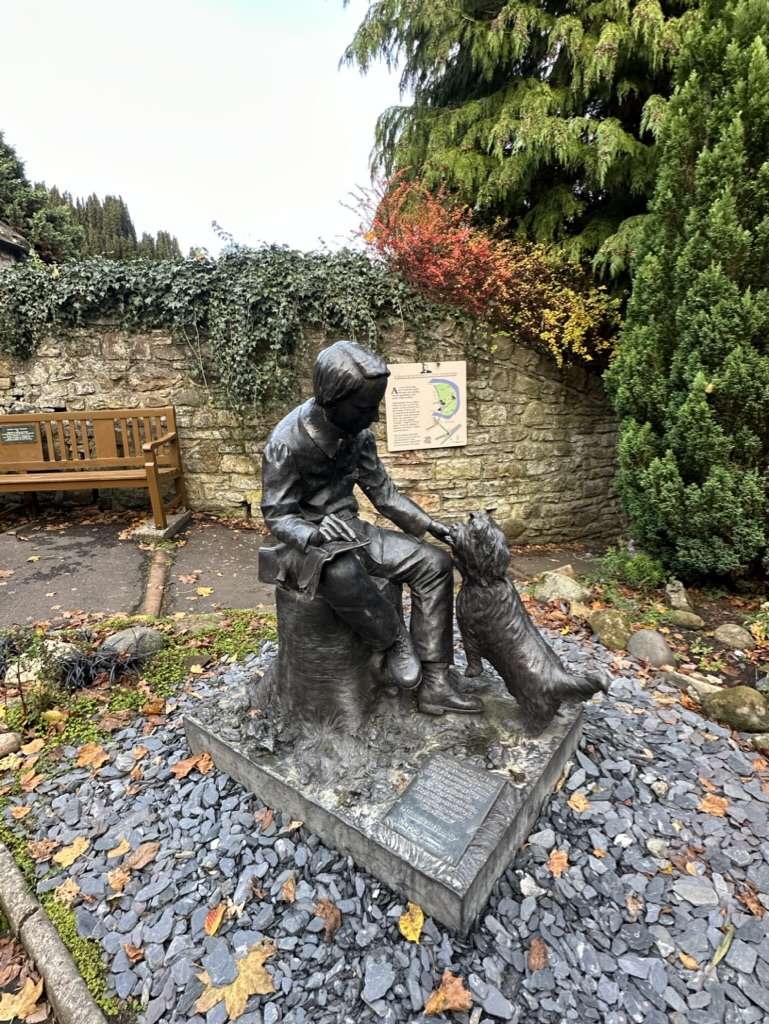 Statua di Stevenson uno dei personaggi più famosi di Edimburgo