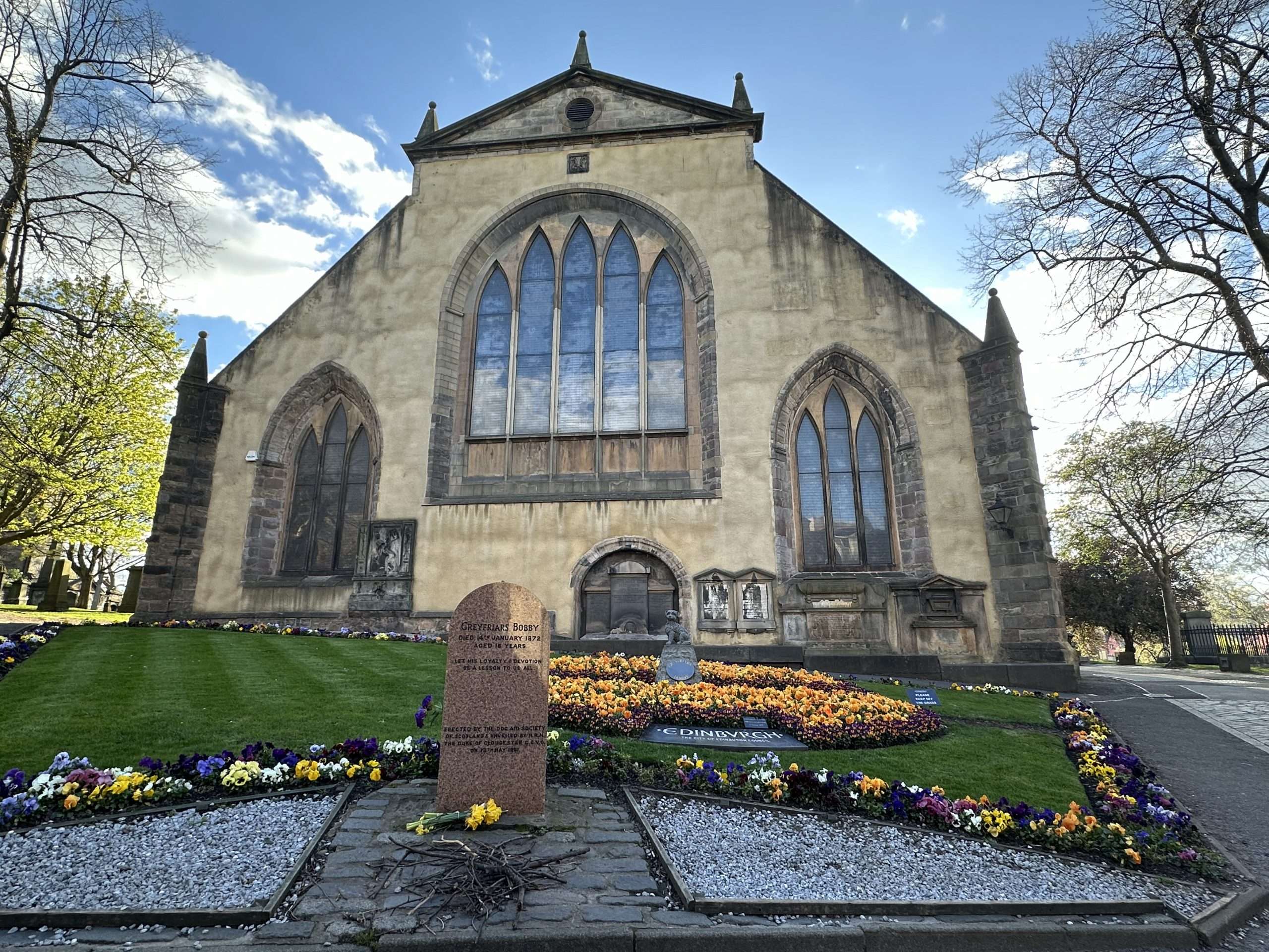 chiesa con pezzo di terra davanti, statua di bobby, il cucciolo di edimburgo e lapide