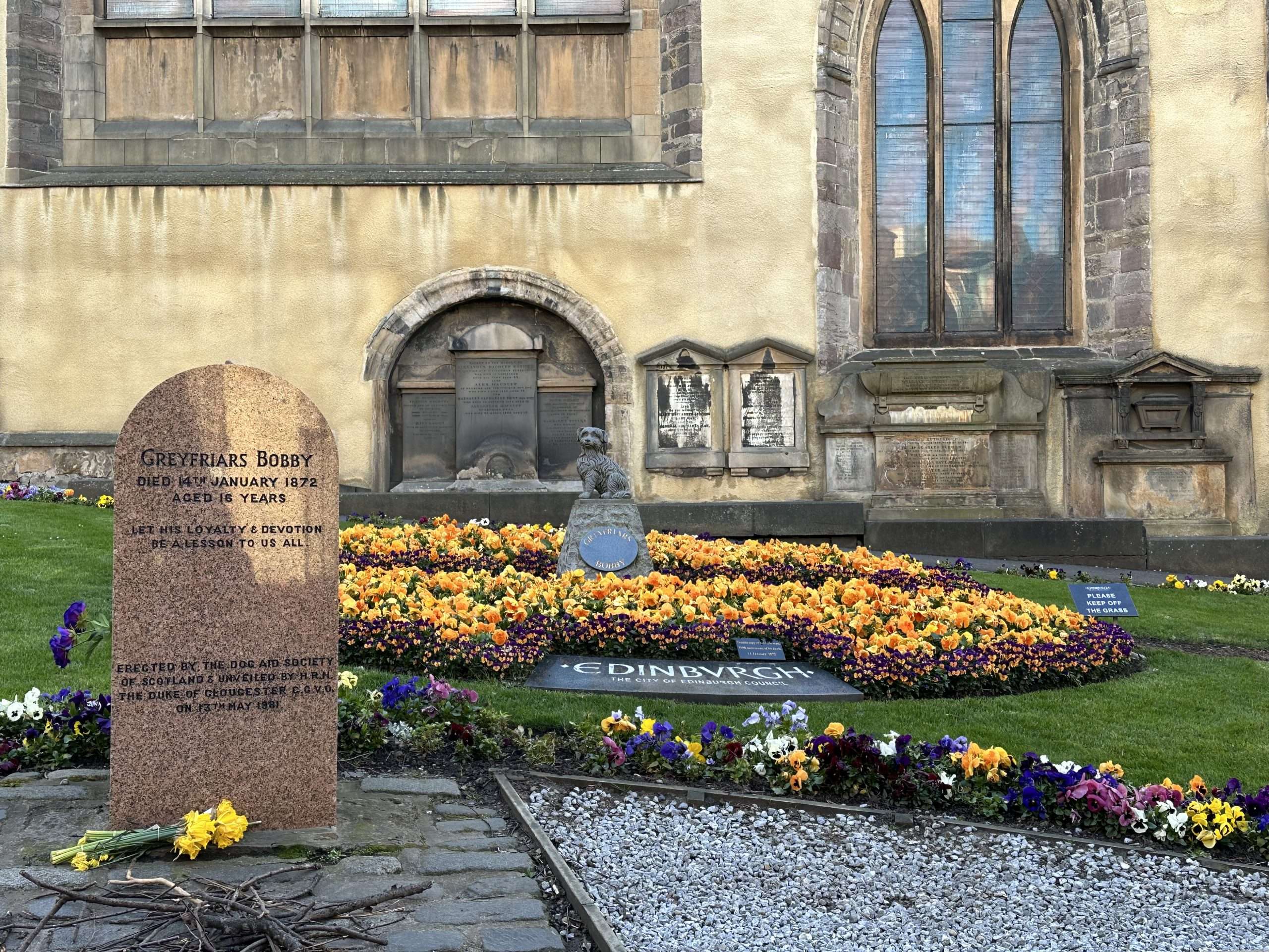 lapide rossa e statua di Bobby, il cucciolo di Edimburgo