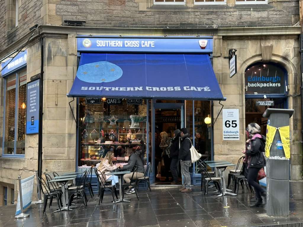 Cafe con tendone blu e tavolini fuori a Edimburgo