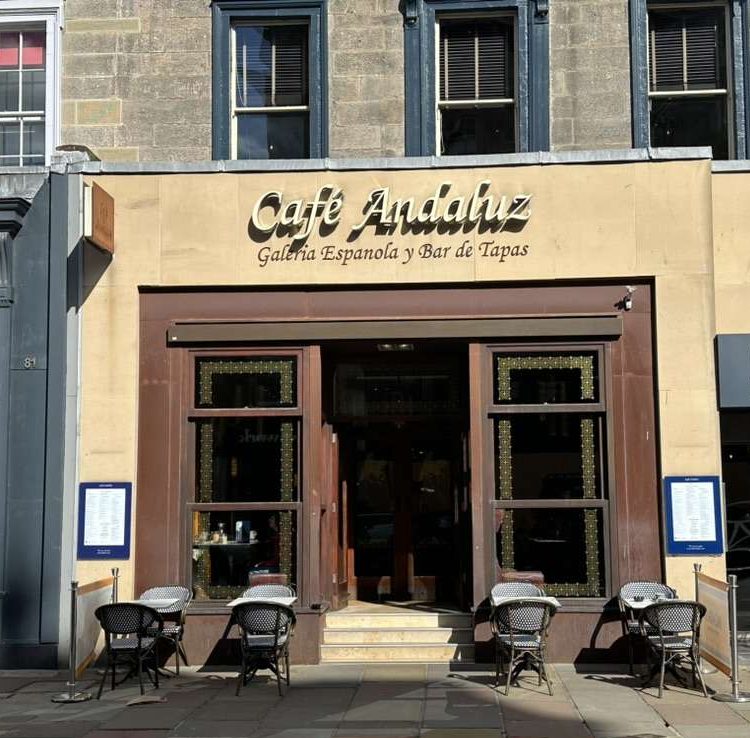 Locali con tavoli fuori e scritta 'cafe andaluz' uno dei ristoranti internazionali di edimburgo