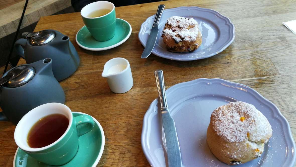 te e scones su un tavolo di legno per colazione