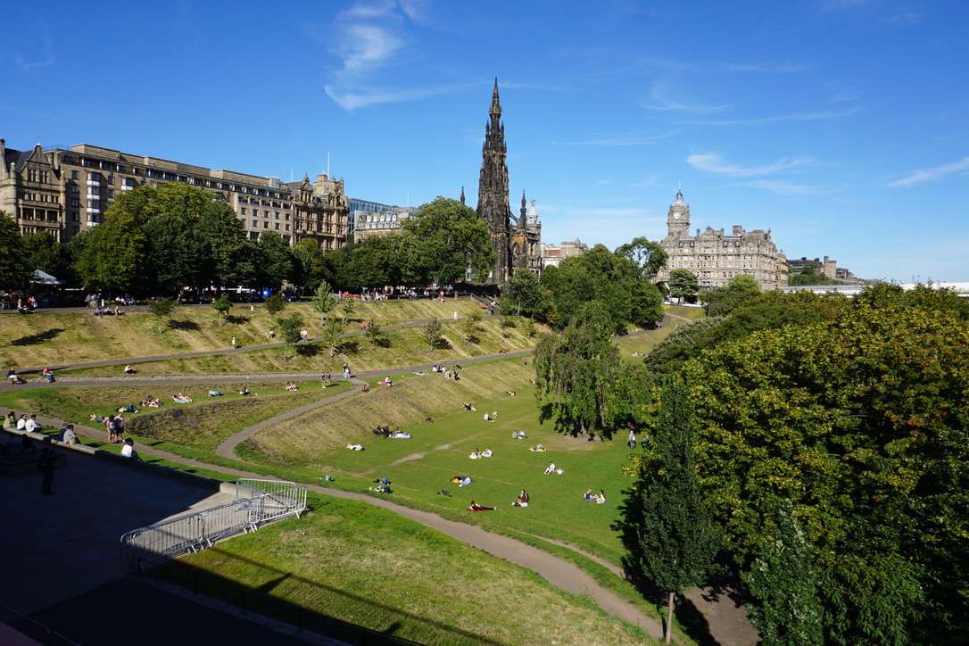 Immagini di prati con monumento gotico nei giardini di Edimburgo