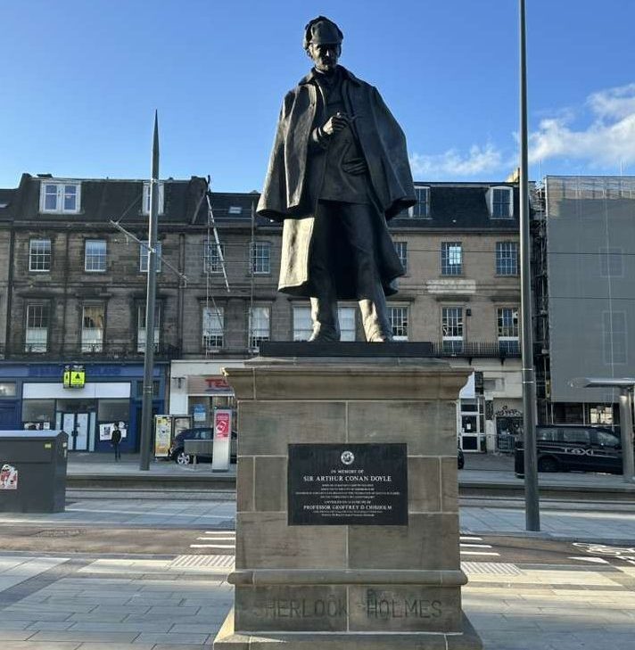 Statua di Sherlock Holmes a Edimburgo uno dei personaggi più famosi