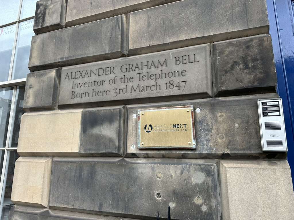 Targhetta sul muro con la scritta di quando è nato Bell, uno dei personaggi più famosi di Edimburgo