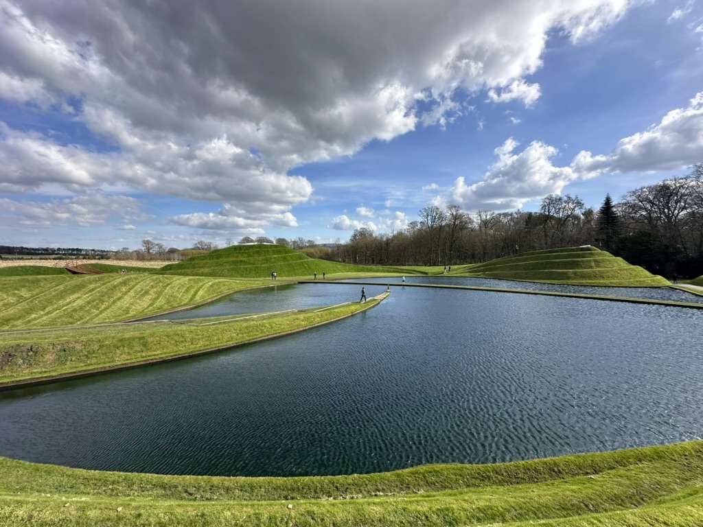 Lago con giardini verdi fatti a piramide 