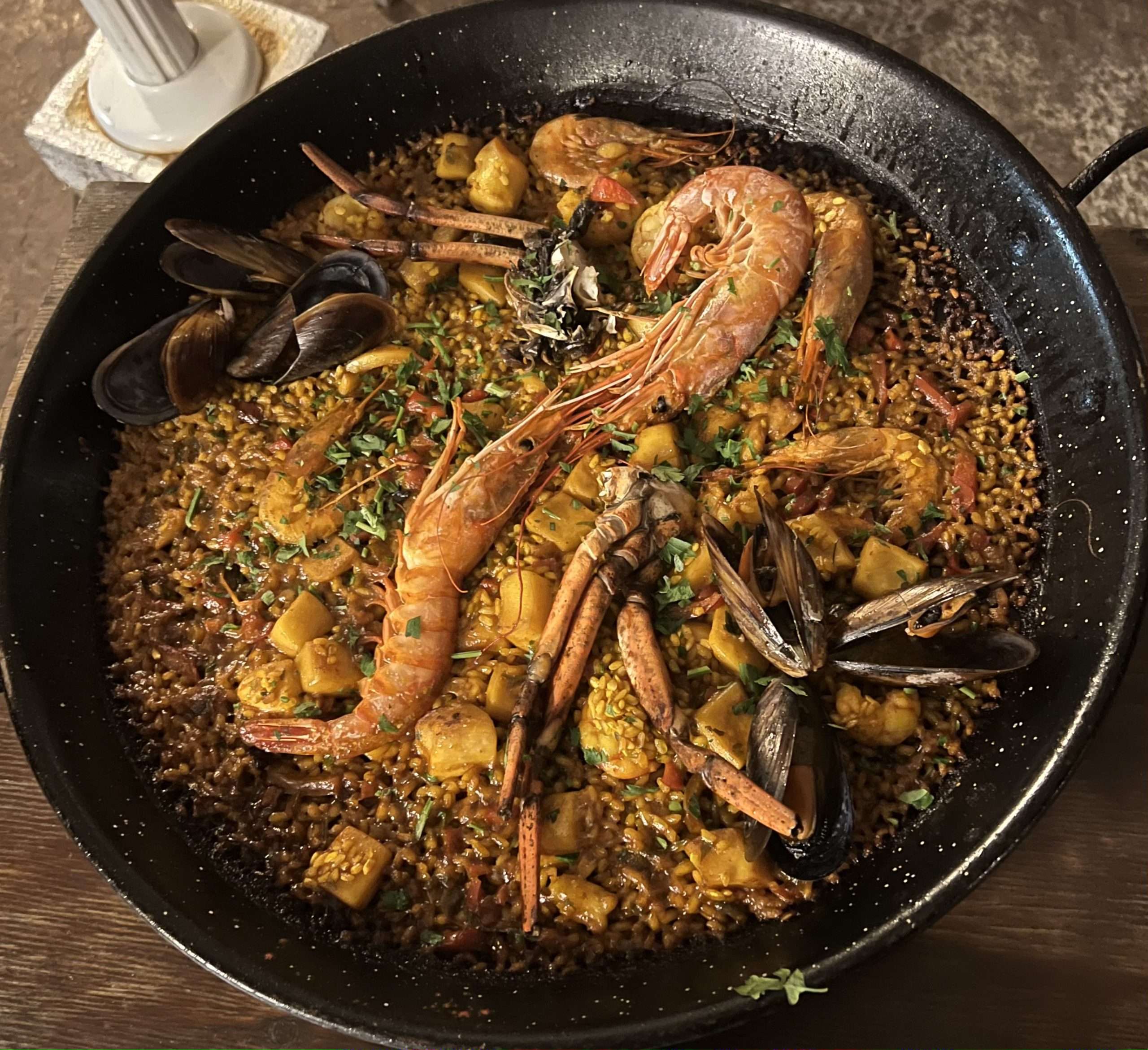 Piatto con paella spagnola