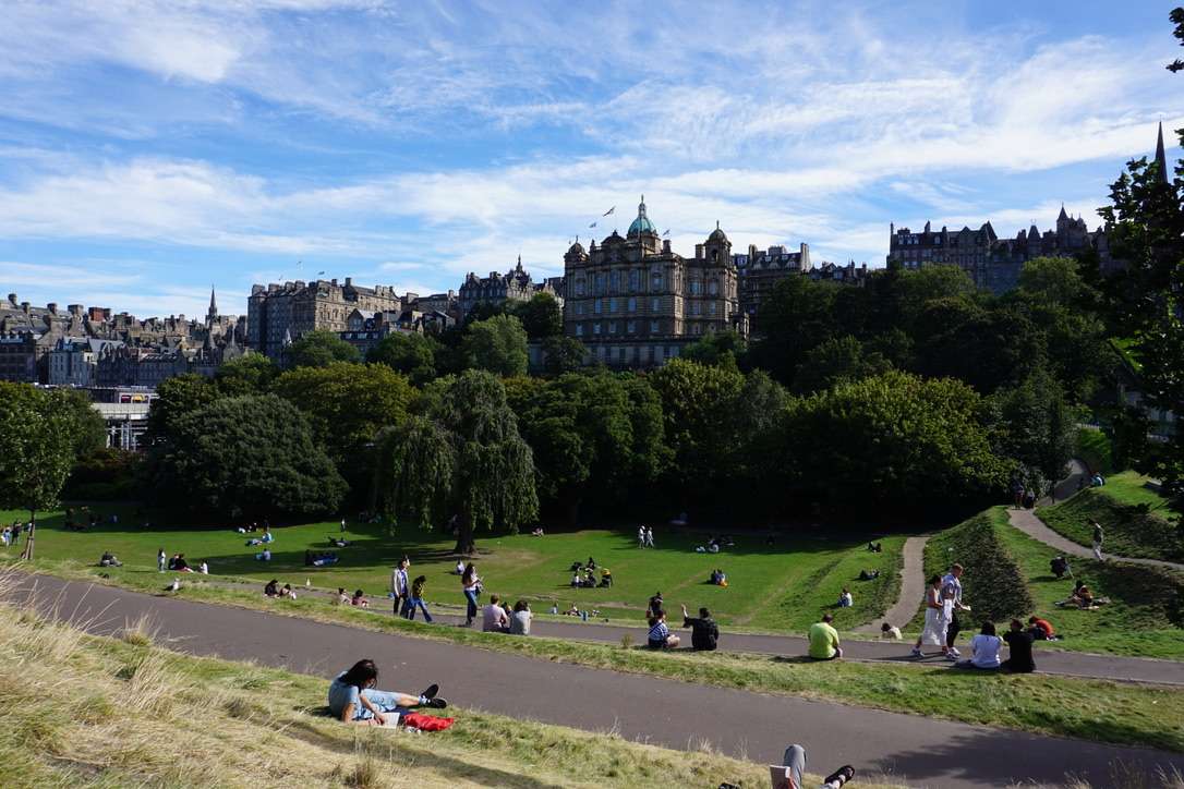 Prato con gente e old town di Edimburgo sullo sfondo a giugno