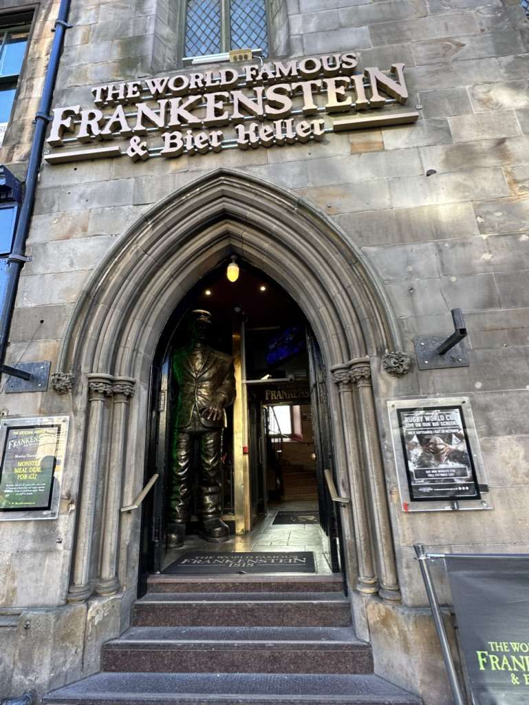 Facciata ex chiesa a Edimburgo con luci verdi accese e scritta 'Frankenstein', uno dei locali