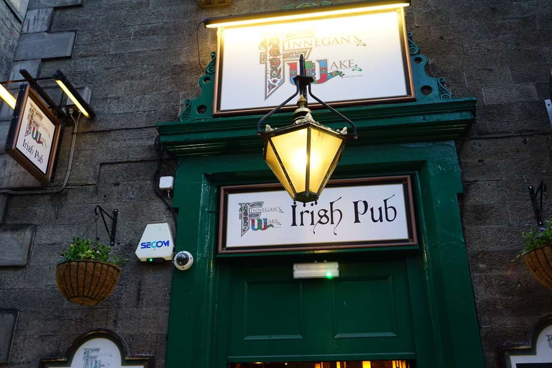 Scritta Irish Pub su porta verde scuro a Edimburgo, uno dei locali irlandesi