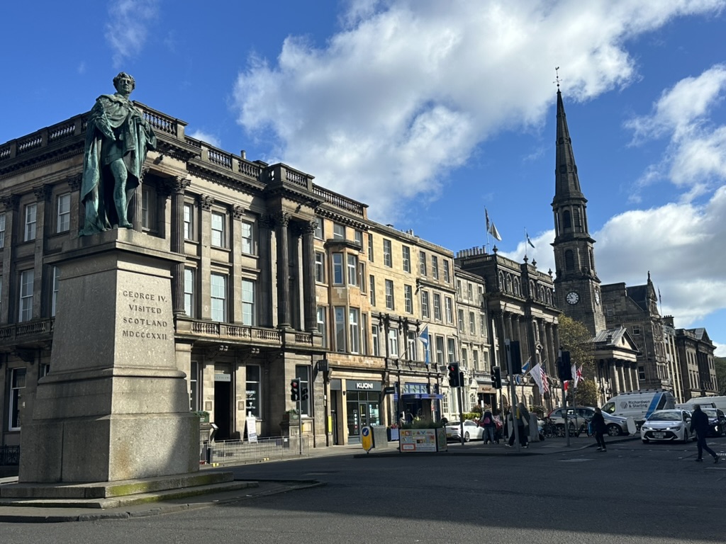 Incrocio di strade con statua e monumento a edimburgo