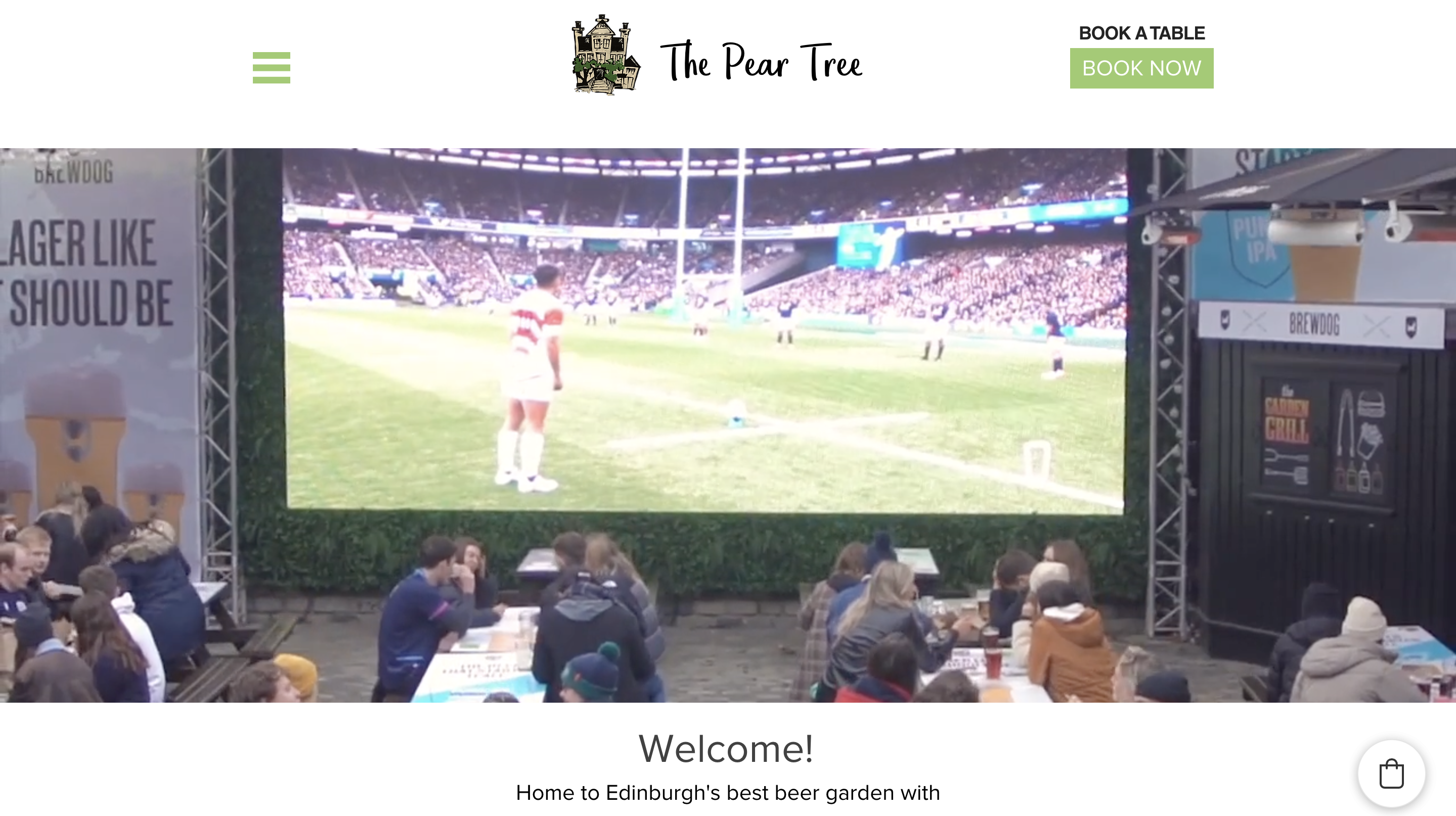 screenshot di tv con partita di calcio a 'The Pear Tree House' di Edimburgo, pub